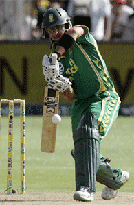Herschelle Gibbs made an emotional return to form as he and AB de Villiers thrashed Aussie bowling to help RSA put 317/6 on the board.